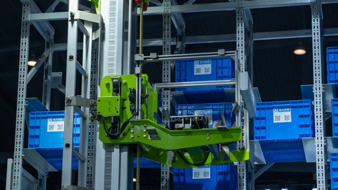 ข้อดีหลักของการใช้ระบบขนส่งพาเลทแบบเลื่อนสำหรับจัดเก็บสินค้าจำนวนมากมีอะไรบ้าง?